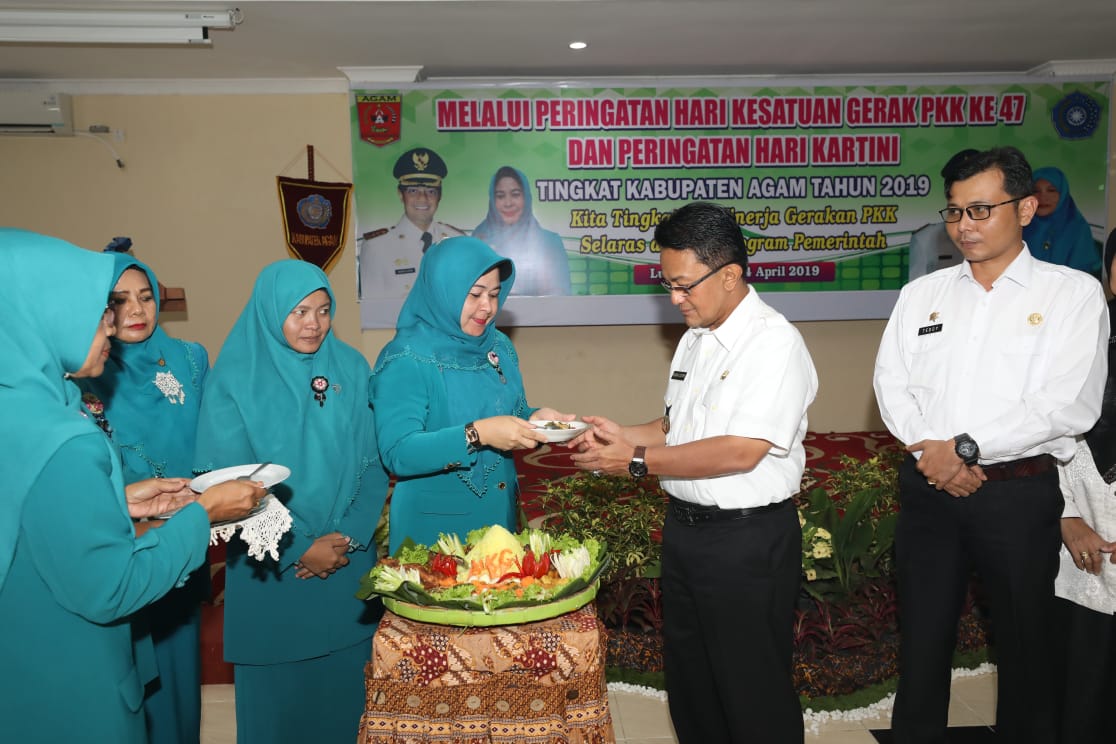 Ny Vita Indra Catri menyerahkan nasi tumpeng kepada Bupati Agam Indra Catri dalam rangka acara puncak HKG PKK ke 47 di Kabupaten Agam